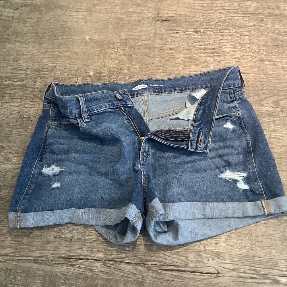 Old Navy Boyfriend Mid-rise short, distressed, Size 10